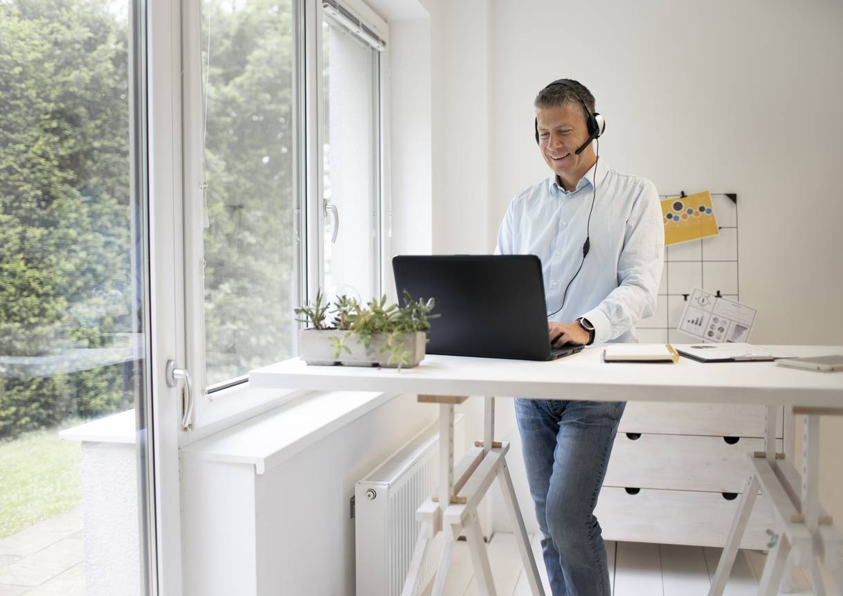 pied bureau assis debout