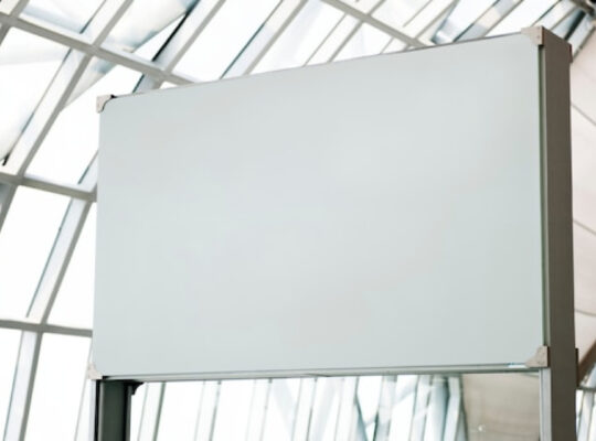 Comparaison des critères clés pour choisir un panneau Dibond selon votre projet